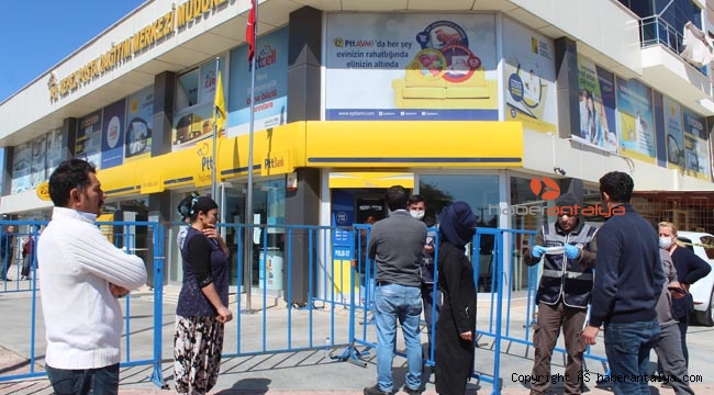 PTT’ye gelenler, uyarılarak geri gönderildi