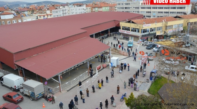 Semt pazarında 1 kilometrelik kuyruk