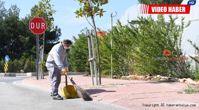 Temizlik yaparken Türk Bayrağı gördü, yerde bırakmadı !