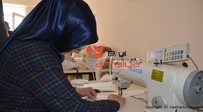 Usta öğretici kadınlar maske üretimine başladı
