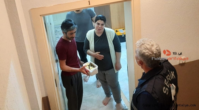 Zabıta, evindeki yaprak sarmasını alıp hamile kadına götürdü