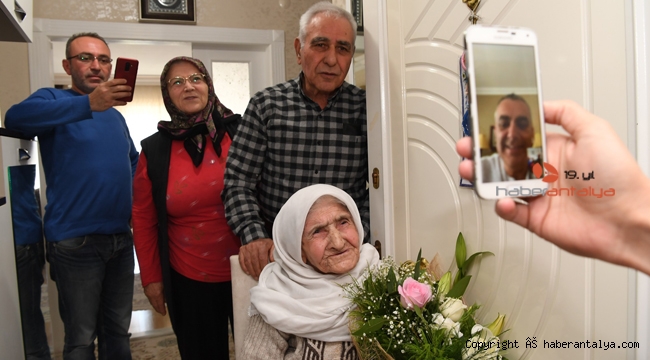 104 yaşındaki anneye  güzel sürpriz