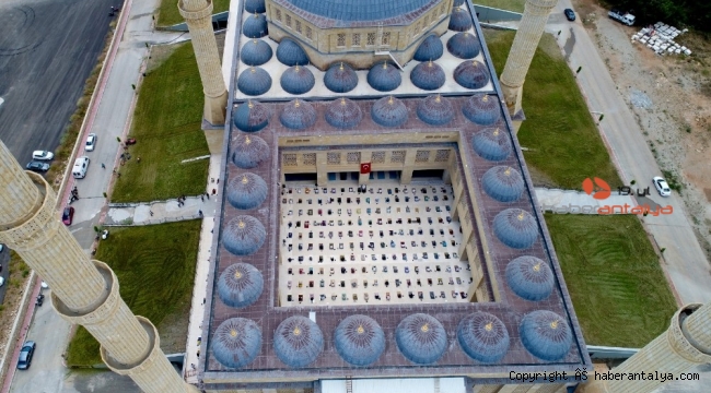 15 bin kişilik camide 750 kişi ile cuma namazı kılındı