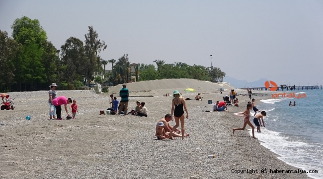 Alanya'da çocuklar 4 saatlik iznin keyfini denizde çıkardı