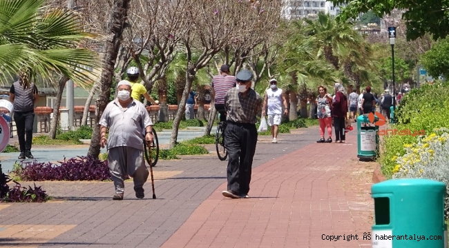 Alanya'da da yaşlılarımız dışarı çıktı; ''Bugün bizim bayramımız''