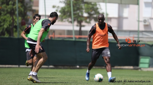 Alanyaspor, günün ilk antrenmanını tamamladı