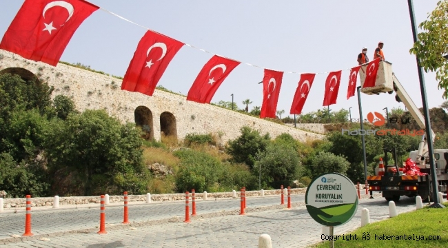 Antalya al bayraklarla süslendi