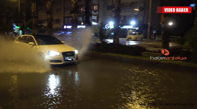 Antalya'da aniden bastıran yağış etkili oldu !