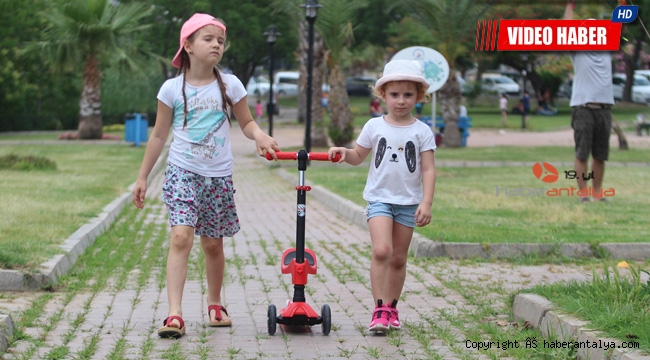 Antalya'da çocuklar sahile akın etti