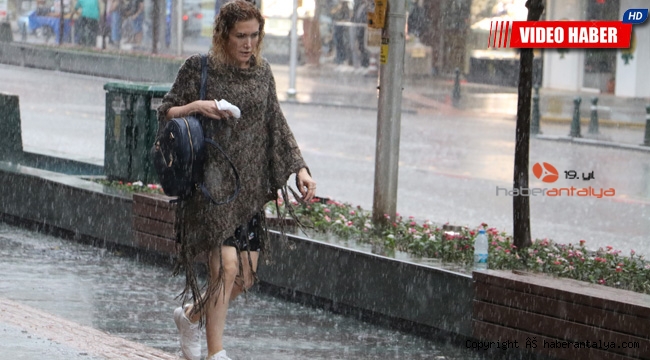 Antalya'da sağanak yağmur vatandaşları hazırlıksız yakaladı !
