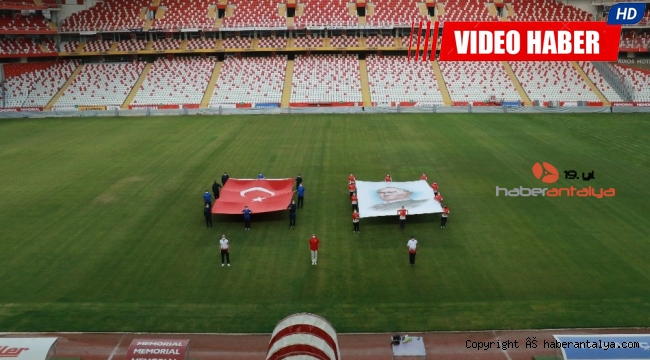 Antalya Stadyumu'ndan İstiklal Marşı yankılandı