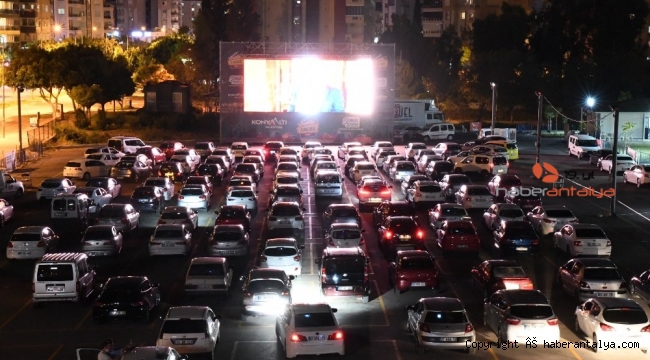 Arabada sinema keyfi başladı