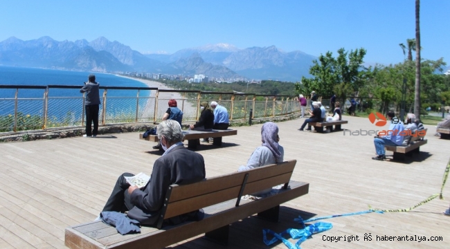 Antalya'da yaşlıların adresi Konyaaltı Sahili oldu