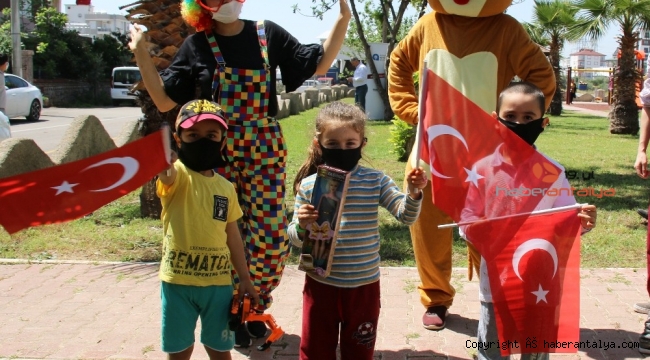 Başkan Böcek'ten çocuklara oyuncak sürprizi
