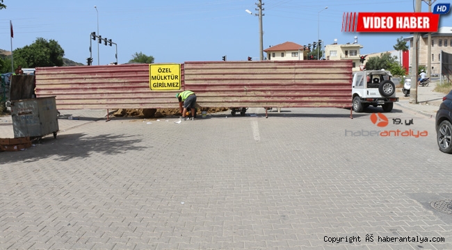 'Benim yerim' dedi, kavşağı trafiğe kapattı !