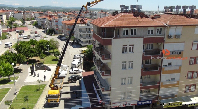 Binaya yıldırım düştü, baz istasyonu kaldırıldı 