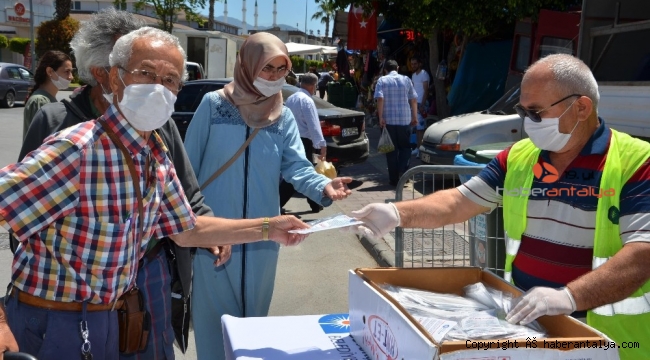 Büyükşehir Alanya'da maske dağıttı