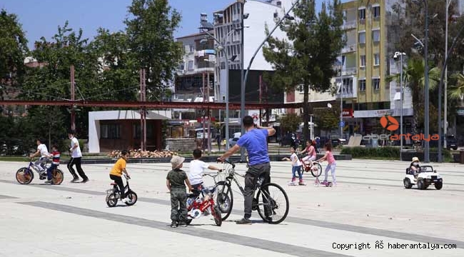 Döşemealtı’nda çocuklar park ve meydanlara koştu