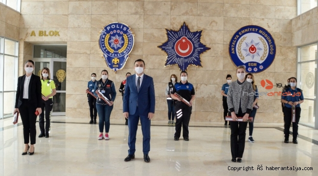 Emniyet Müdürü Ulucan, polis annelere çiçek dağıttı