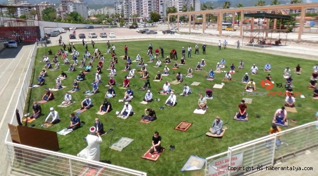 Er meydanı cuma namazına ev sahipliği yaptı