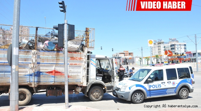 Eşini dinlemeyen hurdacı polis arabasına çarptı !
