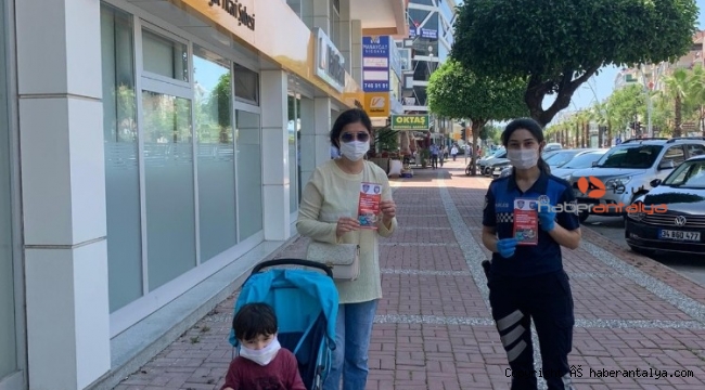 Kaldırımdaki araçlara uyarı broşürü bıraktılar
