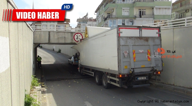 Kamyon geçide sığmadı !