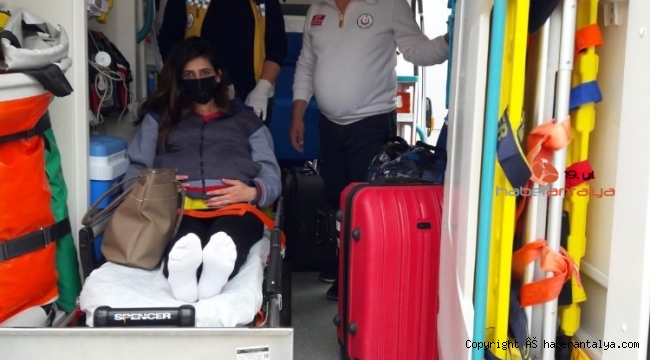 Karantinası sona eren hamile kadın ambulansla evine ulaştırıldı