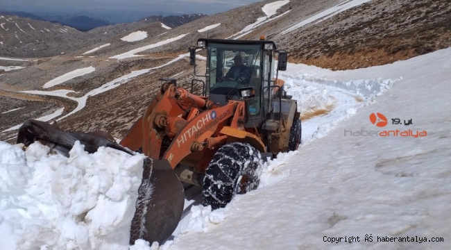 Karla kaplı Göktepe Yayla Yolu açılıyor