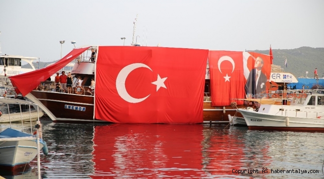 Kaş'ta balkonlardan İstiklal Marşı okundu