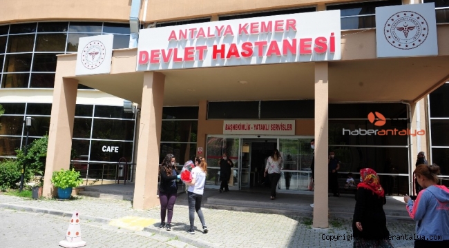 Kemer'den hemşirelere karanfil