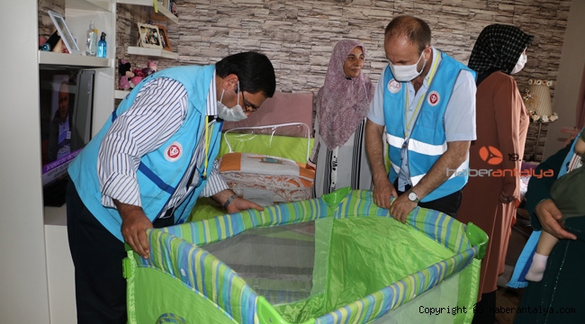 Kepez'de doğum yapan annelere bebek seti