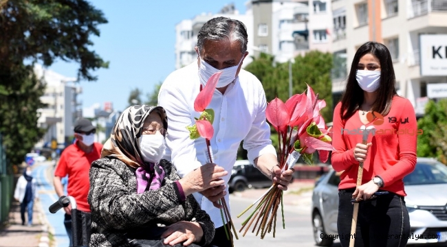 Kıdemli kent sakinlerini çiçeklerle karşıladı !