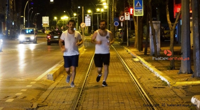 Kısıtlamanın bitmesiyle sokaklara döküldüler
