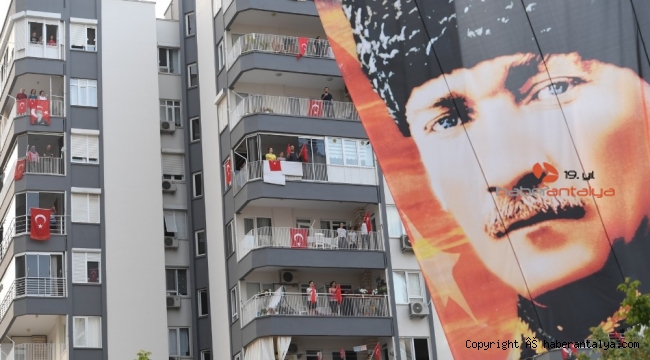 Konyaaltı, 19.19'da İstiklal Marşı ile yankılandı