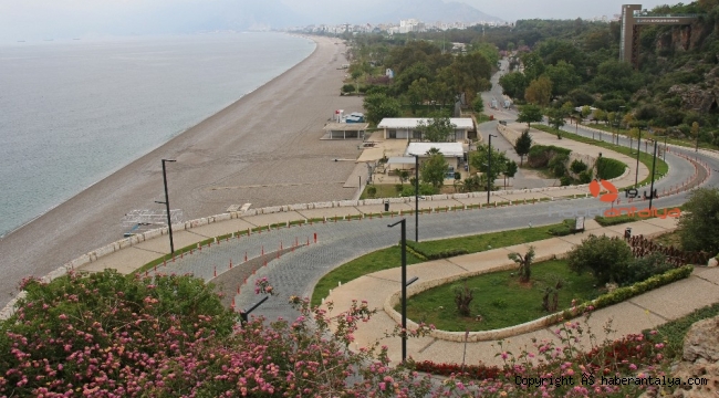 Konyaaltı Sahili yaz sezonuna hazırlanıyor
