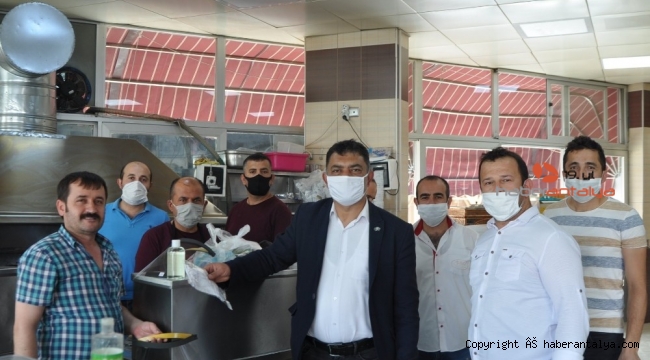 Bayram öncesi esnafa maske dağıtıldı