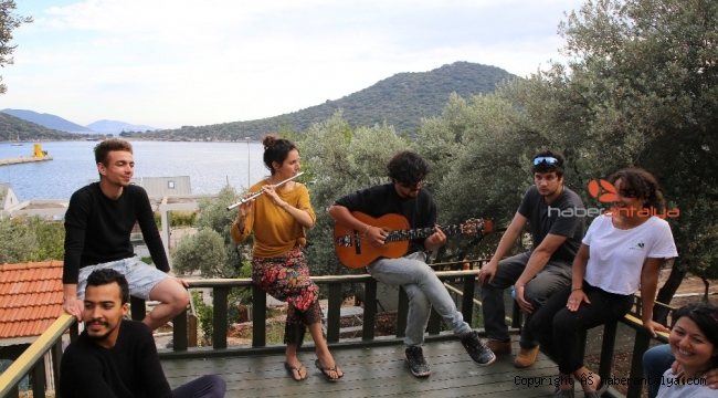Mahsur kalan turistler, hem çalışıp hem tatil yapıyorlar