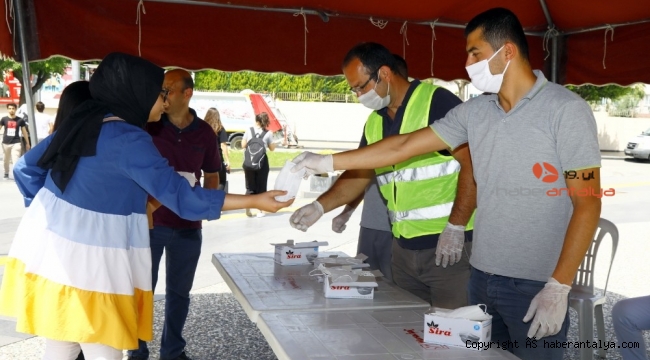 Manavgat Belediyesinden sokağa çıkan gençlere maske