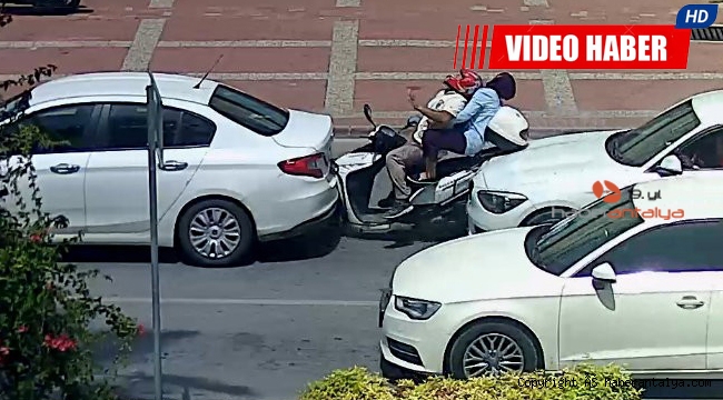 Motosiklet iki otomobilin arasında kaldı: 2 yaralı