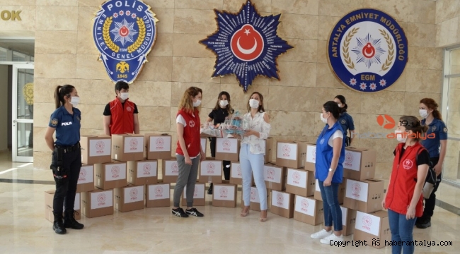 Polis eşlerinden polislere ikram