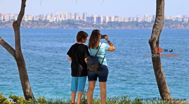 Sokağa çıktılar, denizin fotoğrafını çekmekle yetindiler