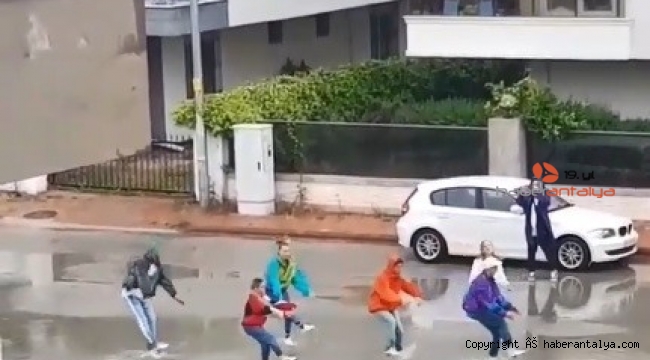 Sokak ortasında dans ettiler !