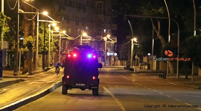 Sokakta olan vatandaşlar polis engeliyle karşılaştı