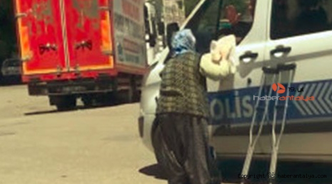 Yaşlı teyzenin duygulandıran hareketi