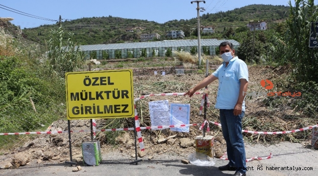 Yolu kapatıp, tapu senedini tel örgüye astı