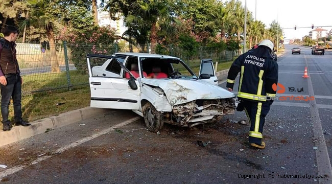 Alanya’da otomobil park halindeki kamyonete çarptı