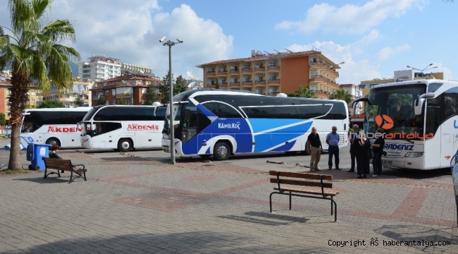 Alanya Otogarı'nda maske dağıtıldı
