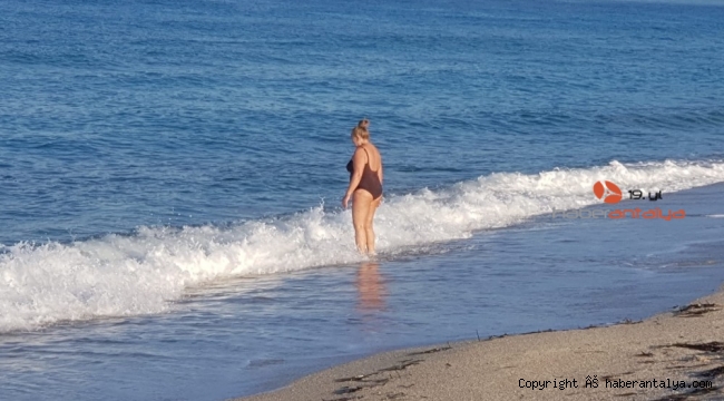Alanya'da sabahın ilk ışıklarında sahile akın ettiler