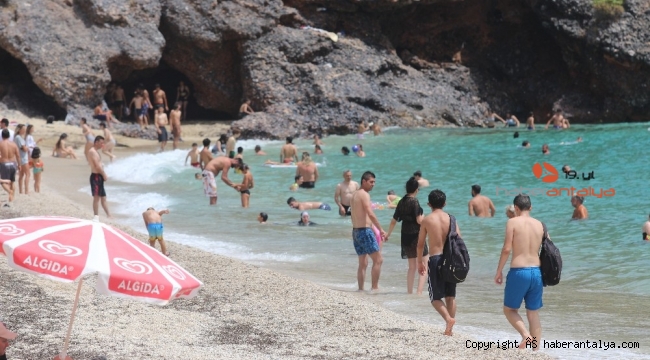 Alanya'da plajlar tıklım tıklım !